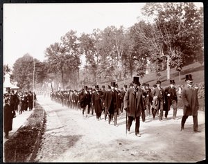 Parade militaire avec des hommes en uniforme portant des chapeaux haut de forme à Dobbs Ferry, New York, 1898